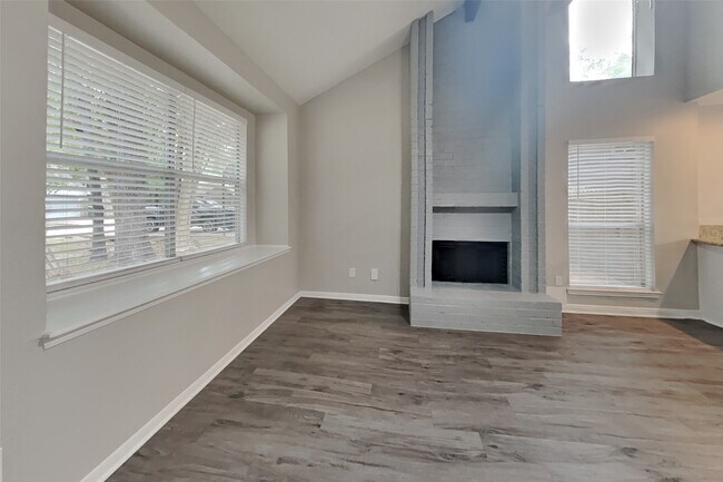 6 W Lance Leaf Rd