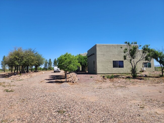 Building Photo - 1050 W Rochin Rd