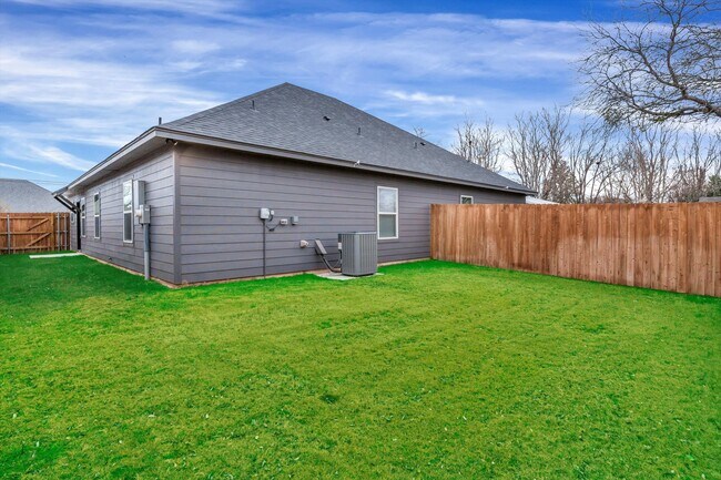 Photo - 405 Lake View St