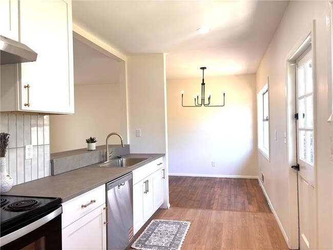 Photo - 5009 Crowe Dr SE