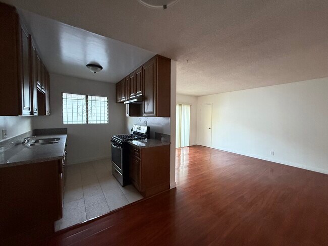 Building Photo - 453 N Oxford Ave Unit 7 Rental
