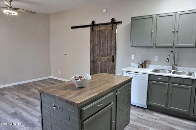 Building Photo - 216 N Canyon Dr Unit Apt 6