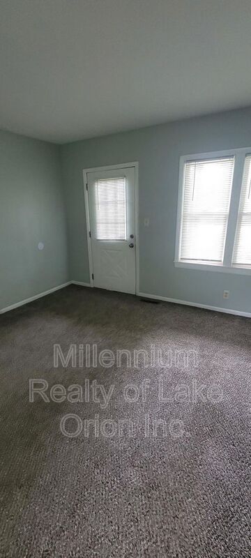 Photo - 747 N Main St