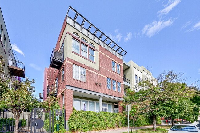 Building Photo - $1,850.00, Studio condo with one bathroom. Unit 3F