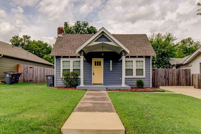Building Photo - Charming 1920s Home - Fully Renovated