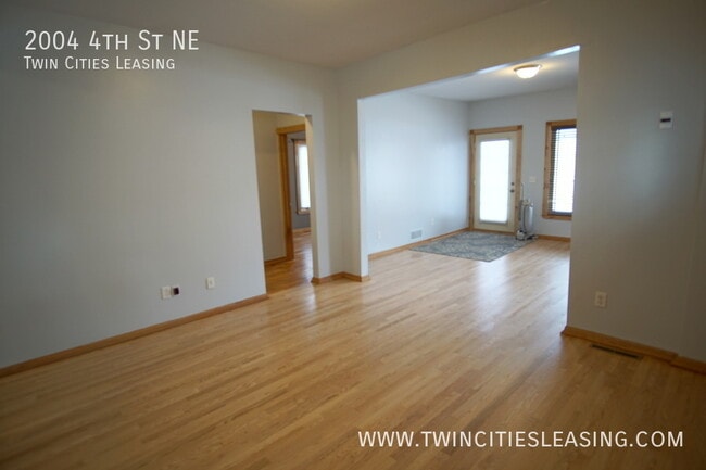 Photo - 2004 4th St NE