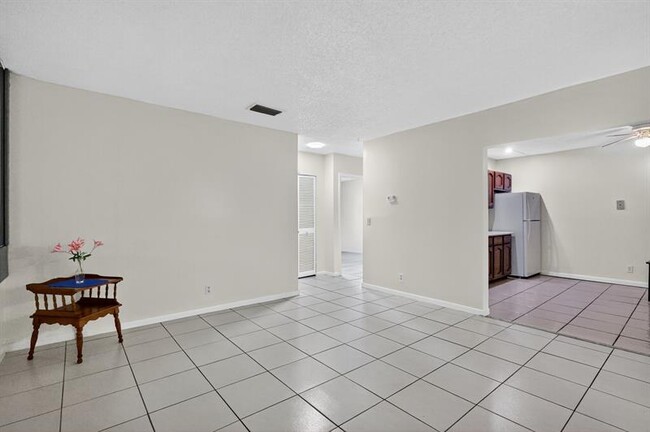 Photo - 274 SW 9th St Unit 2