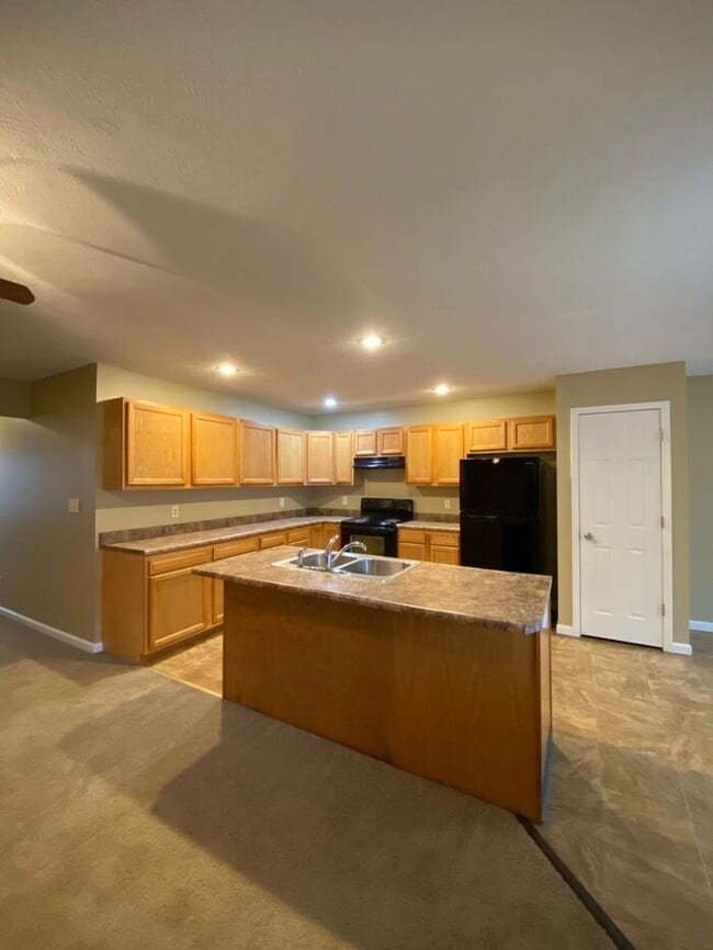 Photo - Open Concept 4 Bedroom Home & PETS WELCOME!!!