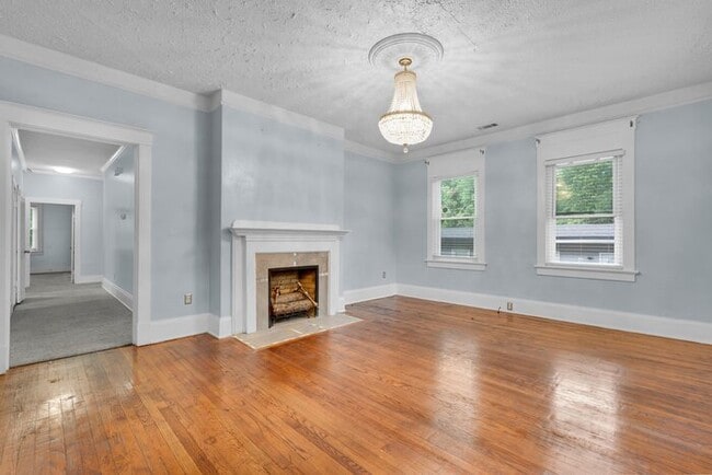 Photo - 656 E 37th St