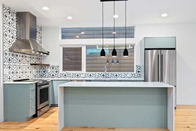 Photo - Fresh, Air-Conditioned Standalone Townhome in Coveted Lincoln Park