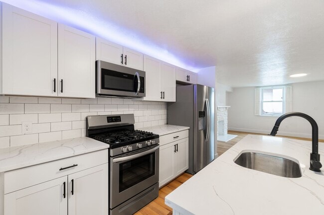 Photo - Luxury 3 bed 2 bath, large courtyard, amaz...