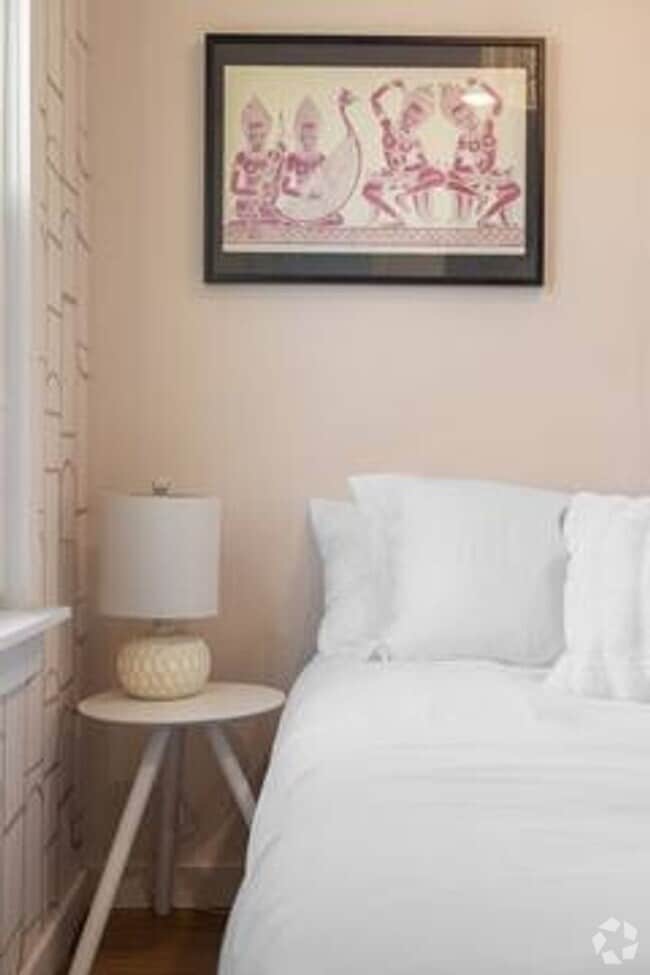Building Photo - Midtown 4BDR Home - Mid Century Paradise!