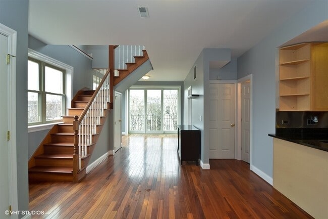 Building Photo - 1540 N Claremont Ave Unit 03E