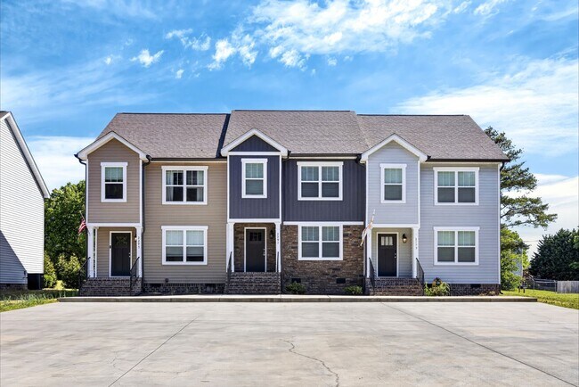 Building Photo - Luxury Size Townhome