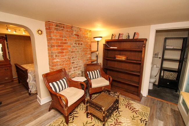 Building Photo - 147 E Chestnut St Unit 10