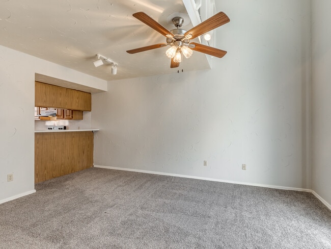 Mansion West - Kitchen/Living Room