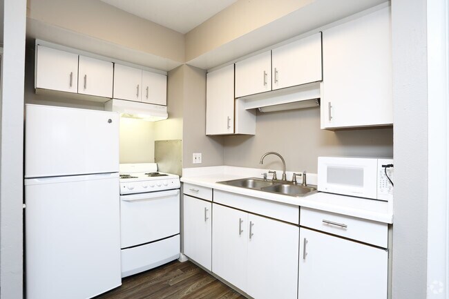 2BR, 1BA - 750 SF