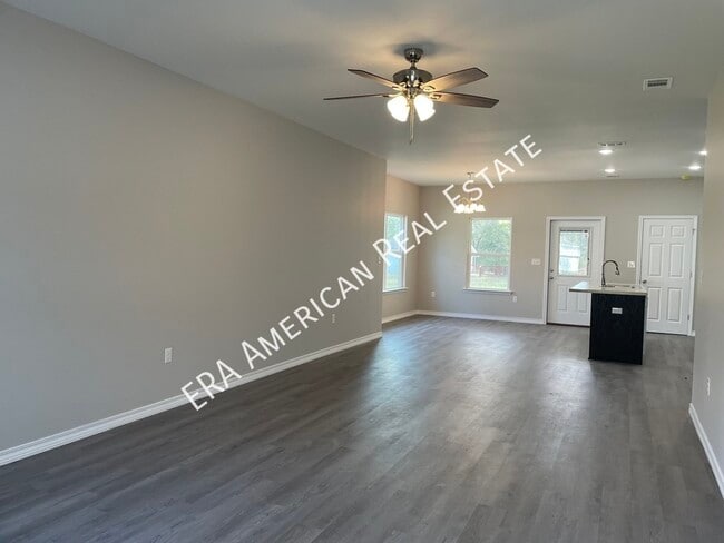 Photo - 713 Robinson Ave E