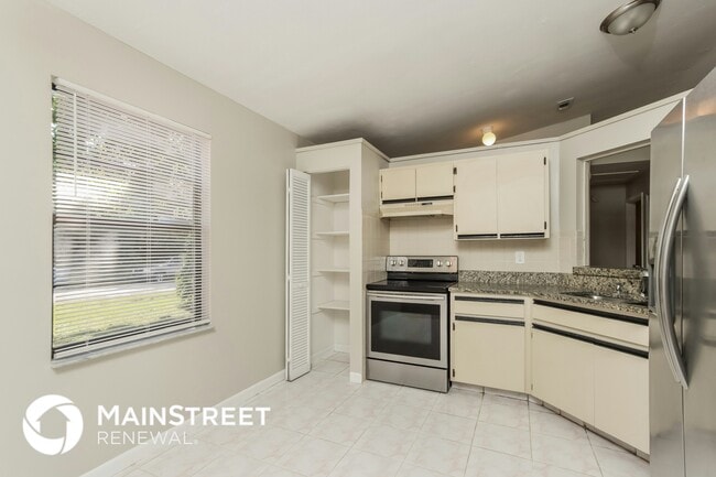 Photo - 647 Pampas St NW