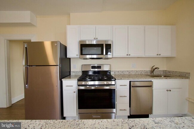 Photo - 2743 St Paul St