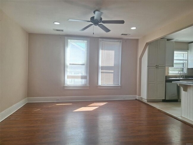 2024 Winona Ave