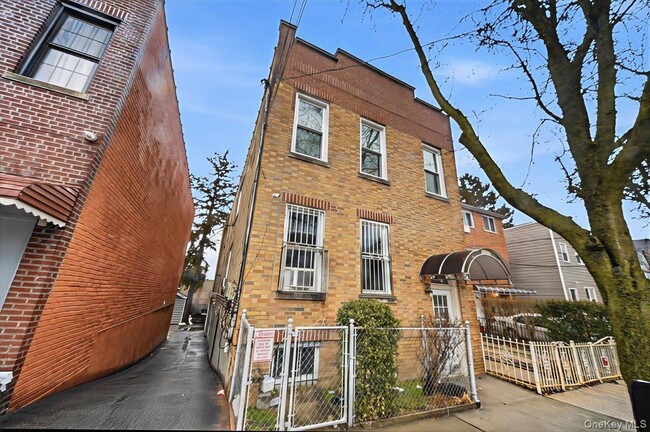 Photo - 943 E 232nd St