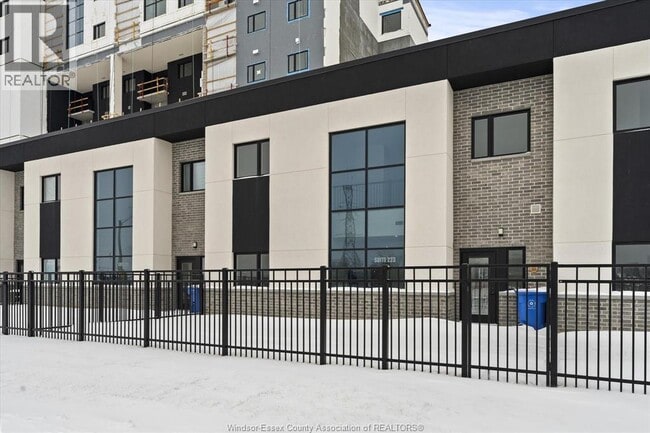 Photo - 4300 Laurier Pkwy