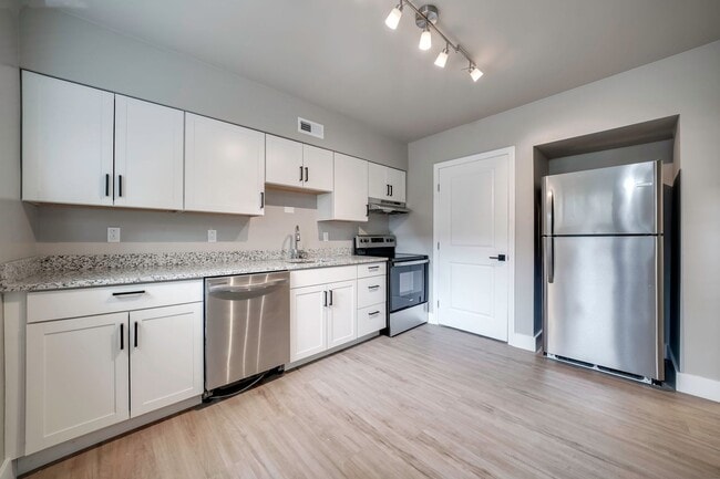 Remodeled 2 bedroom with parking & yard - Remodeled 2 bedroom with parking & yard House