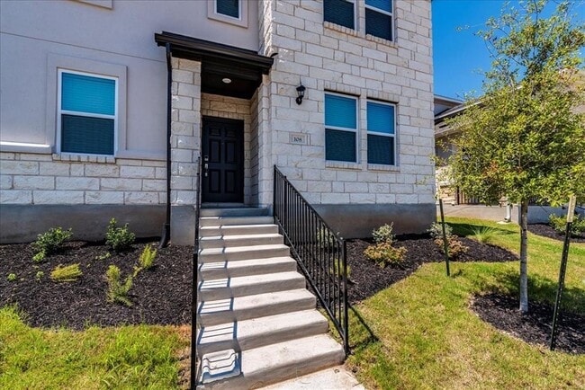 Photo - 108 Makinaw Rd