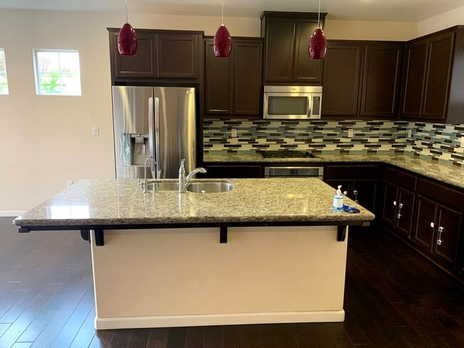 Kitchen - 5853 Flora Cmn House