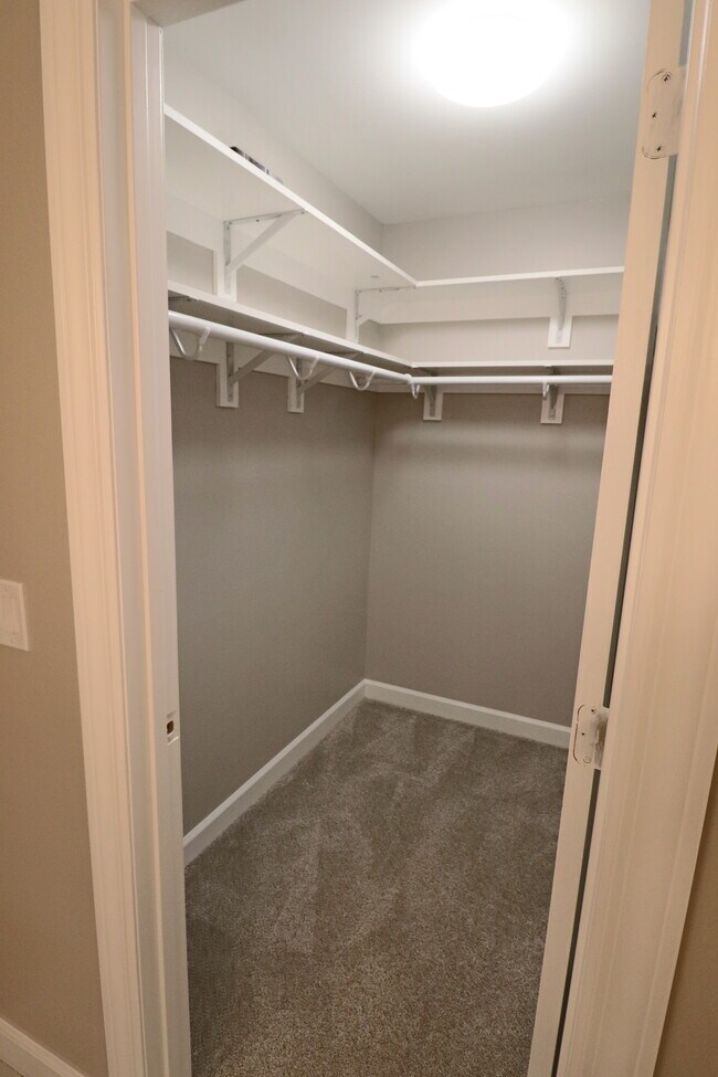 Walk-In - 826 Thornton Ct Unit 1b