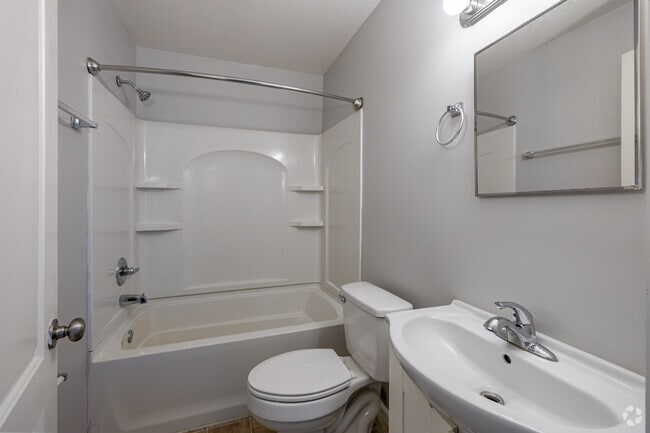 2BR, 1BA - 800SF - Bathroom - Fountain West Apartments