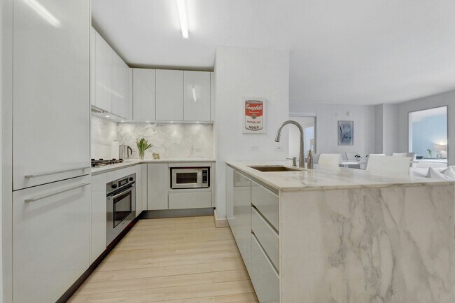 Photo - 322 W 57th St