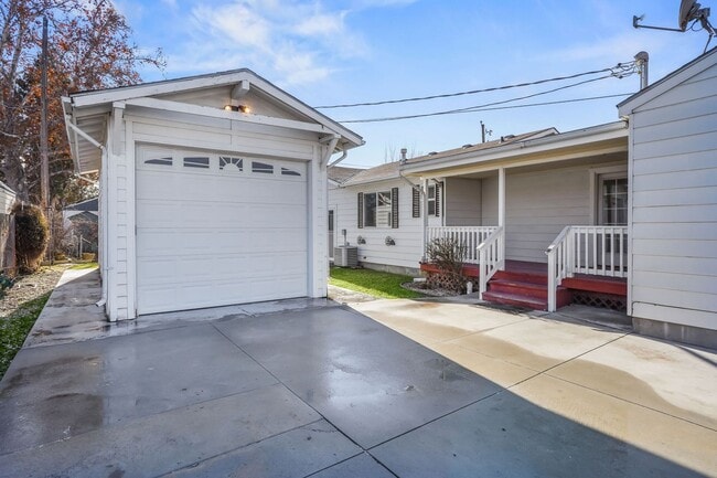 Photo - 3bd/2ba with Great Boise Location on Large Corner Lot
