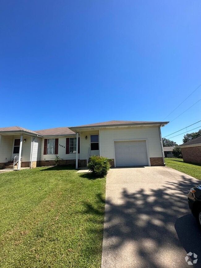 Building Photo - 1404 Valleywood Dr Unit B Rental