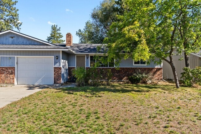 Building Photo - Spacious 5 Bedroom, 2 Bath Duplex with Gar... Rental