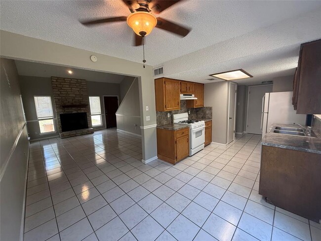 Photo - 7001 Winedale Dr