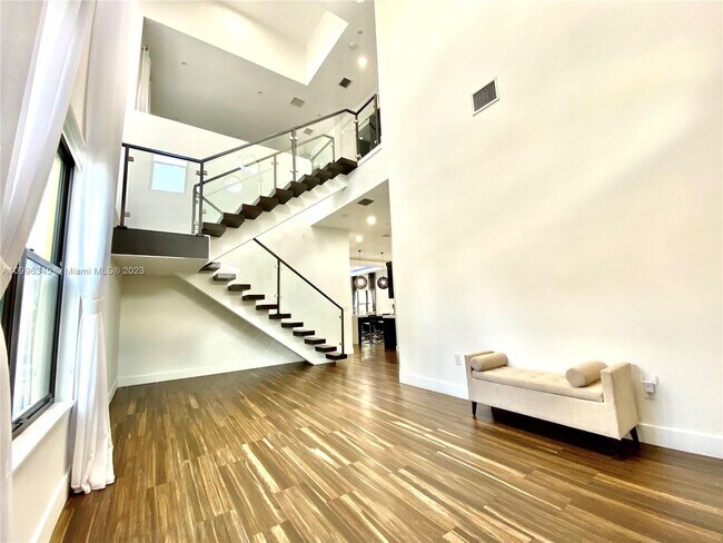 Photo - 736 Tyler St