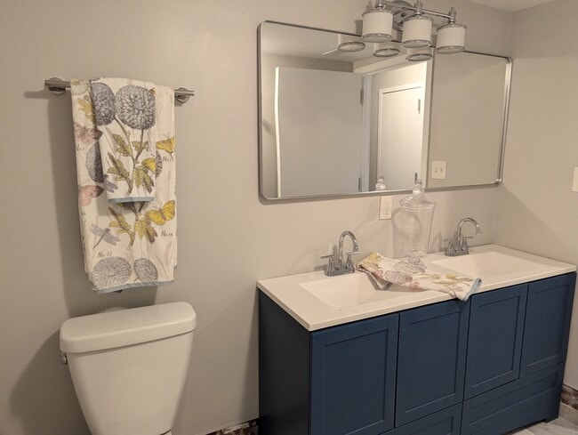 Baño bellamente renovado - 2024 N Calvert St Unidad 1