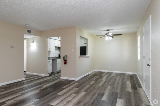 2BR, 1BA - 900SF
