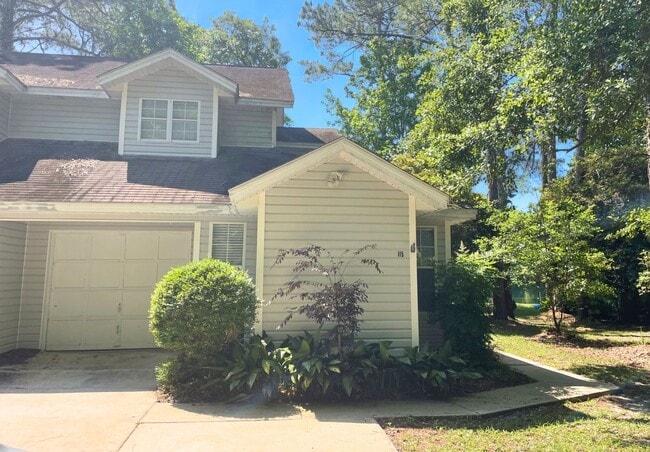 Building Photo - Prime Location , Pool and Grass cutting included!!!