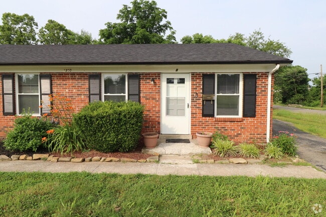 Building Photo - 1800 Chatsworth Dr Rental