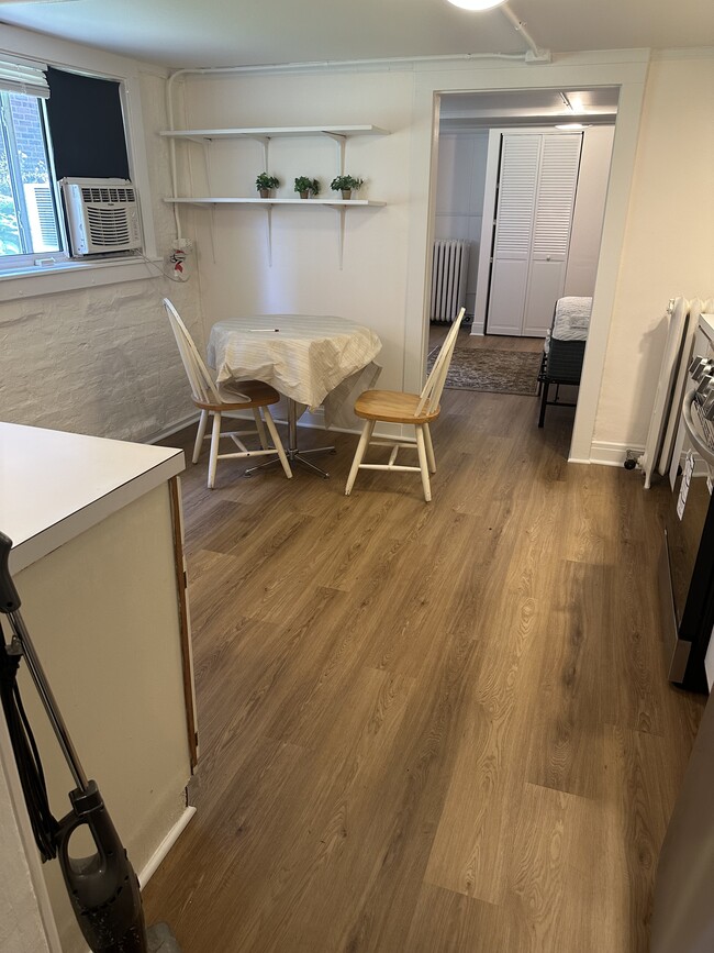 Building Photo - 1013 Florence Ave Unit Furnished 2-Room Garden Rental