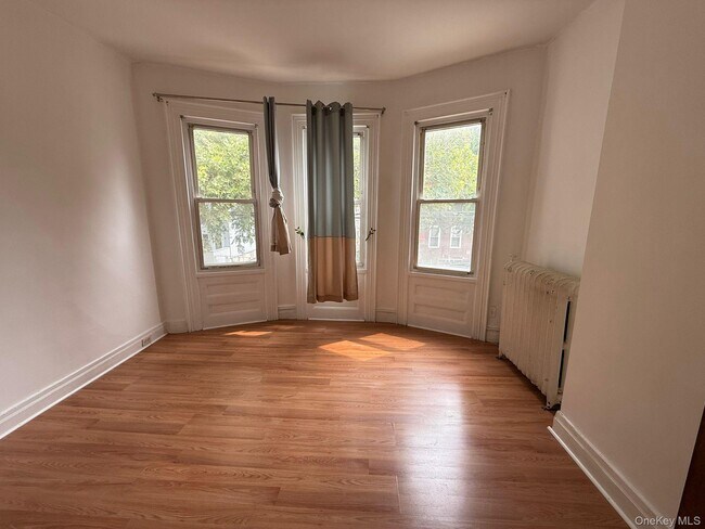 Building Photo - 1859 Matthews Ave Unit 2