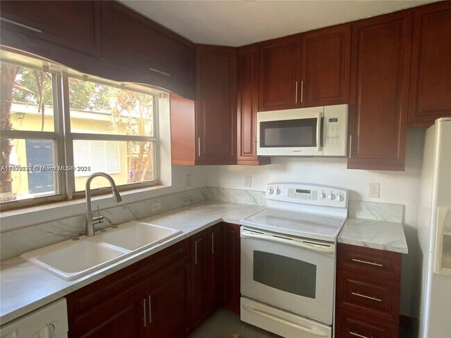 Photo - 108 SE 10th Ave Apartment Unit Front