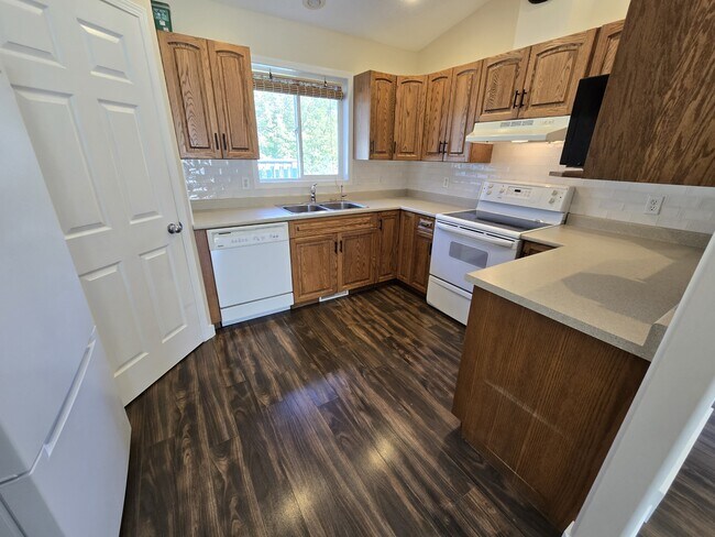 Photo - 9628-9698 98 St