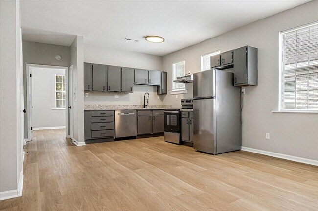 Photo - 2395 Forest Ave