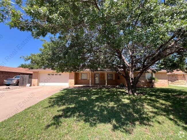 Building Photo - Spacious 4 Bedroom 2.5 Bathroom Home