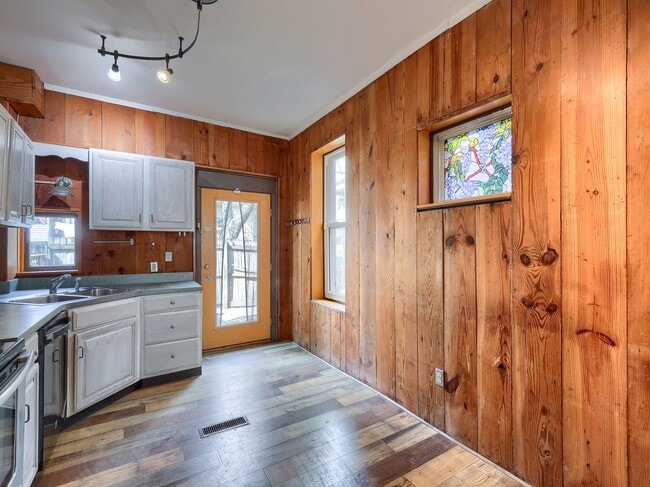 Photo - Large 2BR/2BTH house on Penn St!