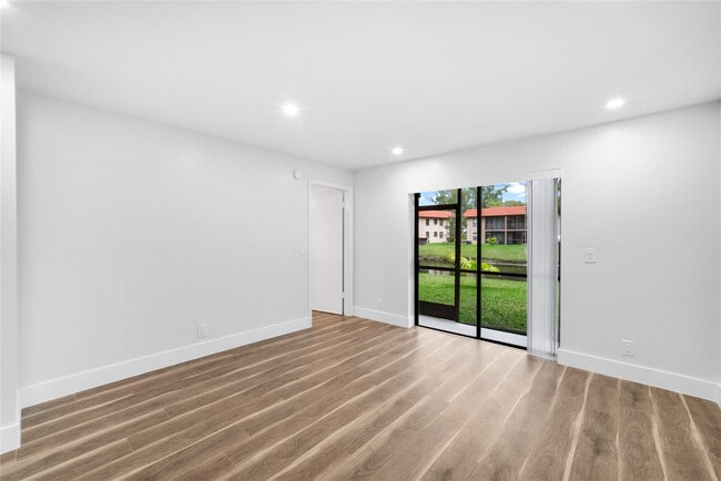 Photo - 21905 Lake Forest Cir Unidad 101